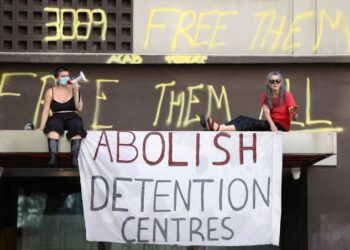 UK migrant policy takes off, many detained,to be deported to Rwanda