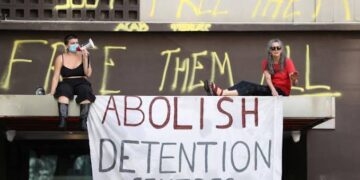 UK migrant policy takes off, many detained,to be deported to Rwanda