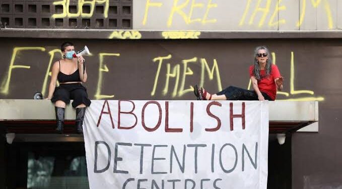 UK migrant policy takes off, many detained,to be deported to Rwanda