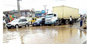 FG begins emergency repairs on Lagos-Abeokuta road