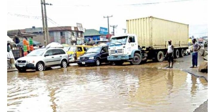 FG begins emergency repairs on Lagos-Abeokuta road