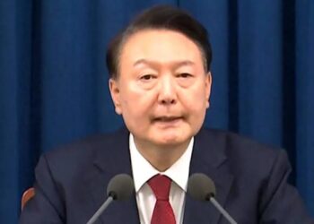 Martial law: Police raid South Korean president’s office