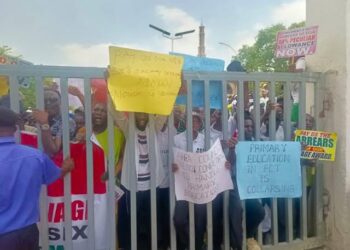 Protesting FCTA workers  shut secretariat over teachers, health workers strike, others