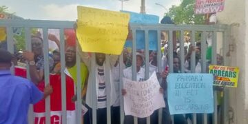 Protesting FCTA workers  shut secretariat over teachers, health workers strike, others