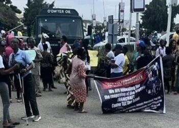 Minister meets with protesting visually impaired persons