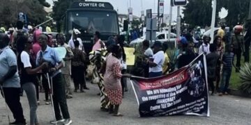 Minister meets with protesting visually impaired persons