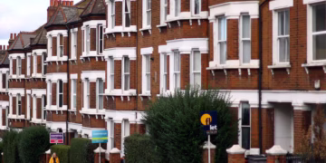 Price of UK houses drops in August-Nationwide data