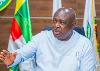 Nigerian govt asks marketers to slash petrol prices as crude drops below $70
